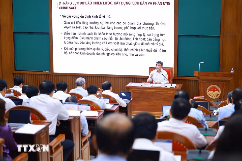Thủ tướng Lê Minh Hưng trao đổi Chuyên đề: “Nâng cao năng lực điều hành của Chính phủ, tạo đột phá mạnh mẽ cho phát triển nhanh, bền vững và tăng trưởng hai con số." (Ảnh: Dương Giang/TTXVN)
