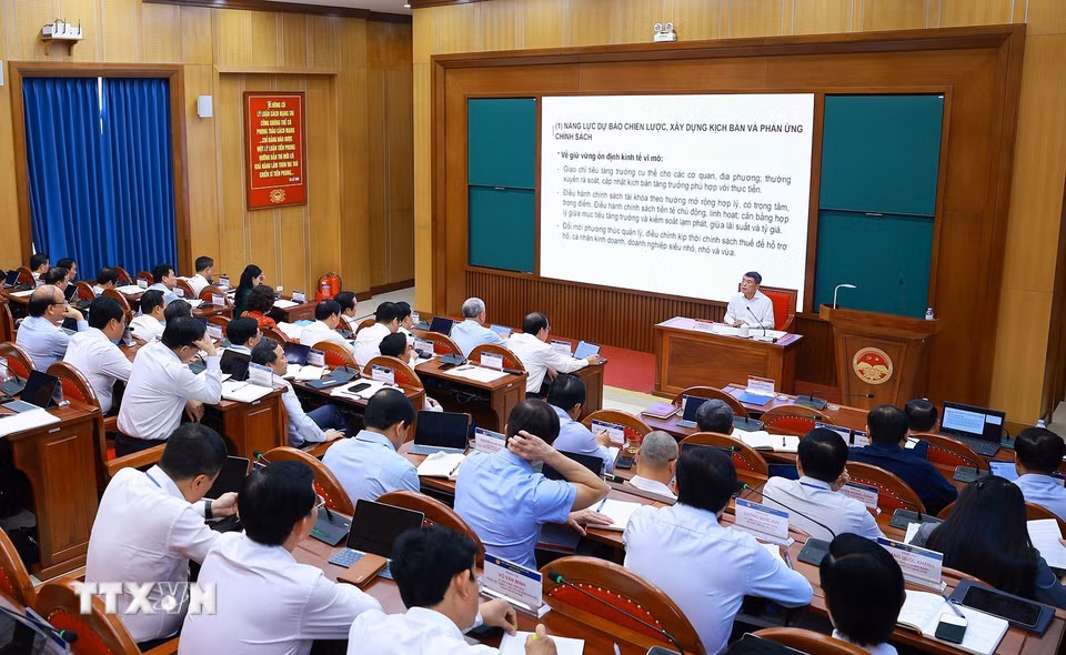 Thủ tướng Lê Minh Hưng trao đổi Chuyên đề: “Nâng cao năng lực điều hành của Chính phủ, tạo đột phá mạnh mẽ cho phát triển nhanh, bền vững và tăng trưởng hai con số." (Ảnh: Dương Giang/TTXVN)