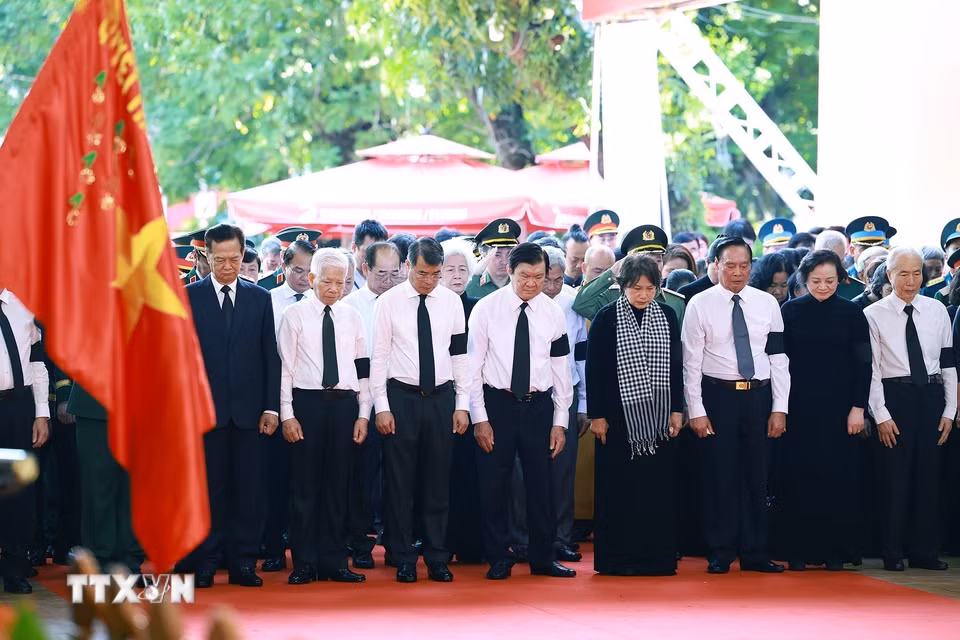 Thủ tướng Lê Minh Hưng và các đại biểu viếng các Anh hùng liệt sỹ được tìm kiếm, quy tập tại Công viên văn hóa Lê Thị Riêng. (Ảnh: Dương Giang/TTXVN)