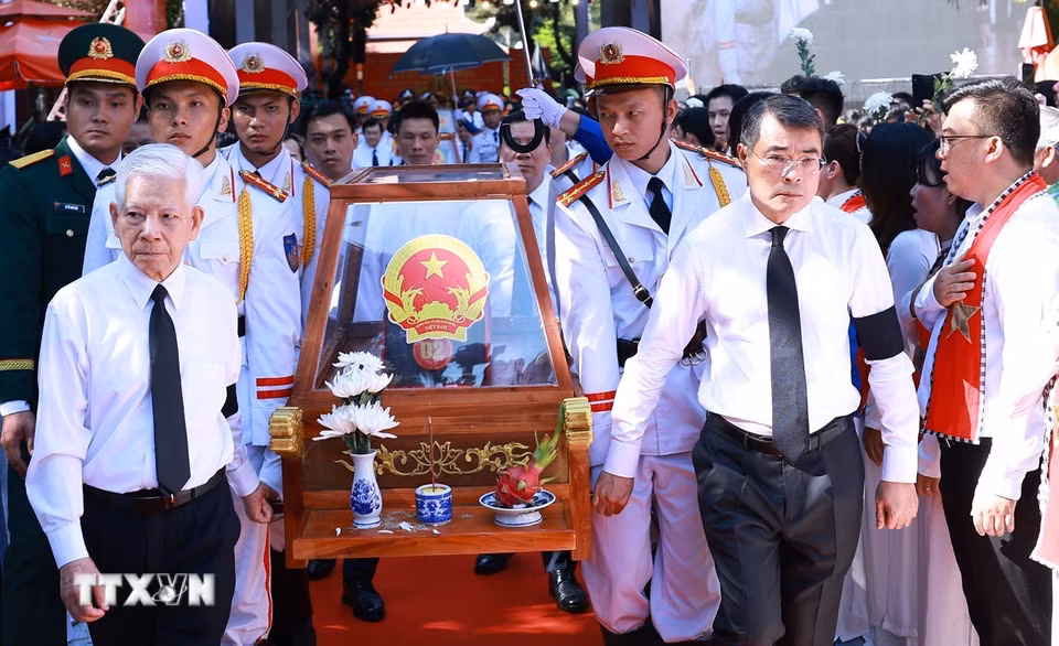 Thủ tướng Lê Minh Hưng và nguyên Ủy viên Bộ Chính trị, nguyên Chủ tịch nước Nguyễn Minh Triết cùng các đại biểu đưa hài cốt các Anh hùng liệt sỹ rời Công viên Lê Thị Riêng. (Ảnh: Dương Giang/TTXVN)