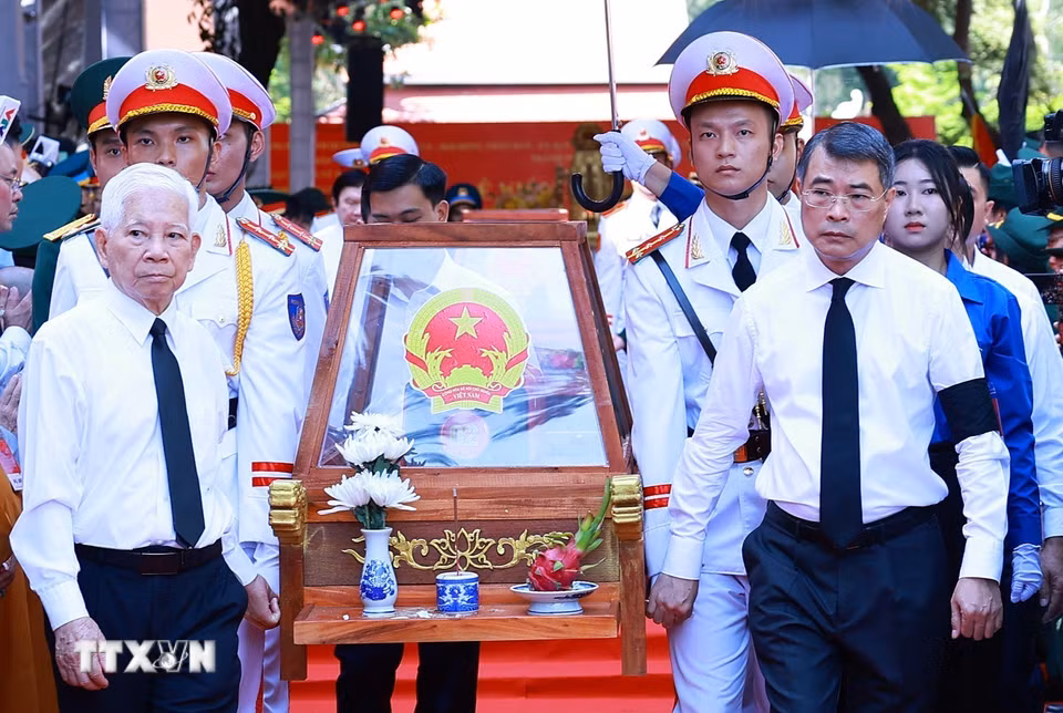 Thủ tướng Lê Minh Hưng và nguyên Ủy viên Bộ Chính trị, nguyên Chủ tịch nước Nguyễn Minh Triết cùng các đại biểu đưa hài cốt các Anh hùng liệt sỹ rời Công viên Lê Thị Riêng. (Ảnh: Dương Giang/TTXVN)