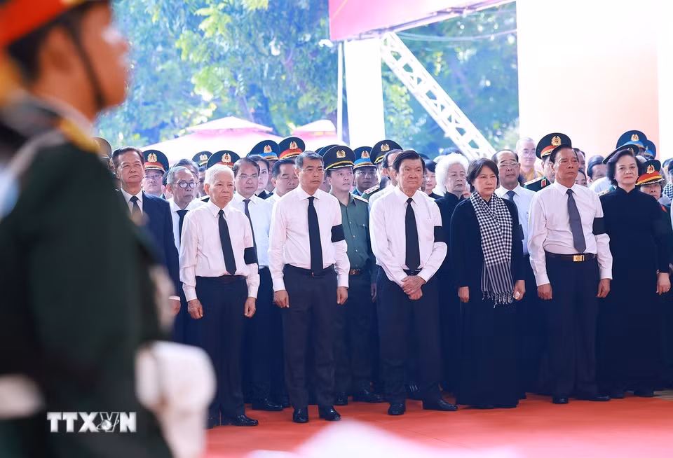 Thủ tướng Lê Minh Hưng dự Lễ viếng, Lễ truy điệu 731 hài cốt liệt sỹ được tìm kiếm, quy tập tại Công viên văn hóa Lê Thị Riêng, phường Hòa Hưng, Thành phố Hồ Chí Minh. (Ảnh: Dương Giang/TTXVN)