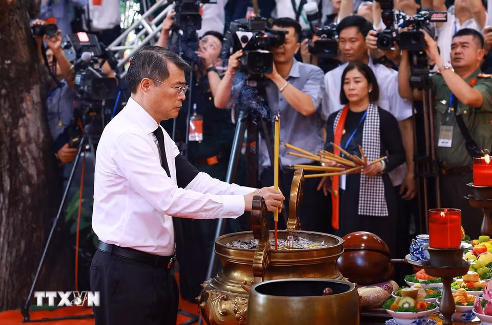 Thủ tướng Lê Minh Hưng viếng các Anh hùng liệt sỹ được tìm kiếm, quy tập tại Công viên văn hóa Lê Thị Riêng, phường Hòa Hưng, Thành phố Hồ Chí Minh. (Ảnh: Dương Giang/TTXVN)