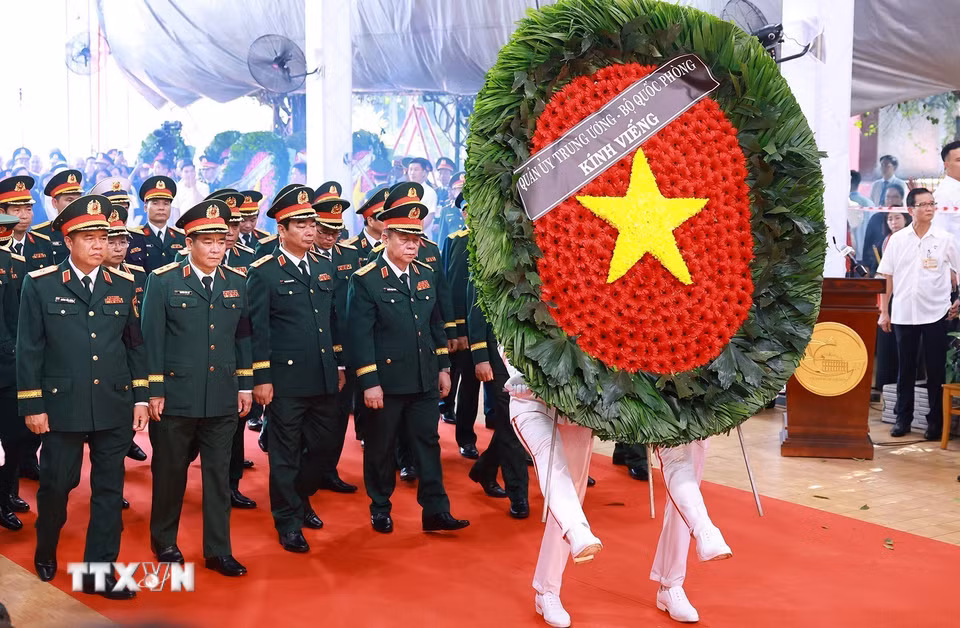 Đoàn Bộ Quốc phòng viếng các Anh hùng liệt sỹ được tìm kiếm, quy tập tại Công viên văn hóa Lê Thị Riêng, phường Hòa Hưng, Thành phố Hồ Chí Minh. (Ảnh: Dương Giang/TTXVN)