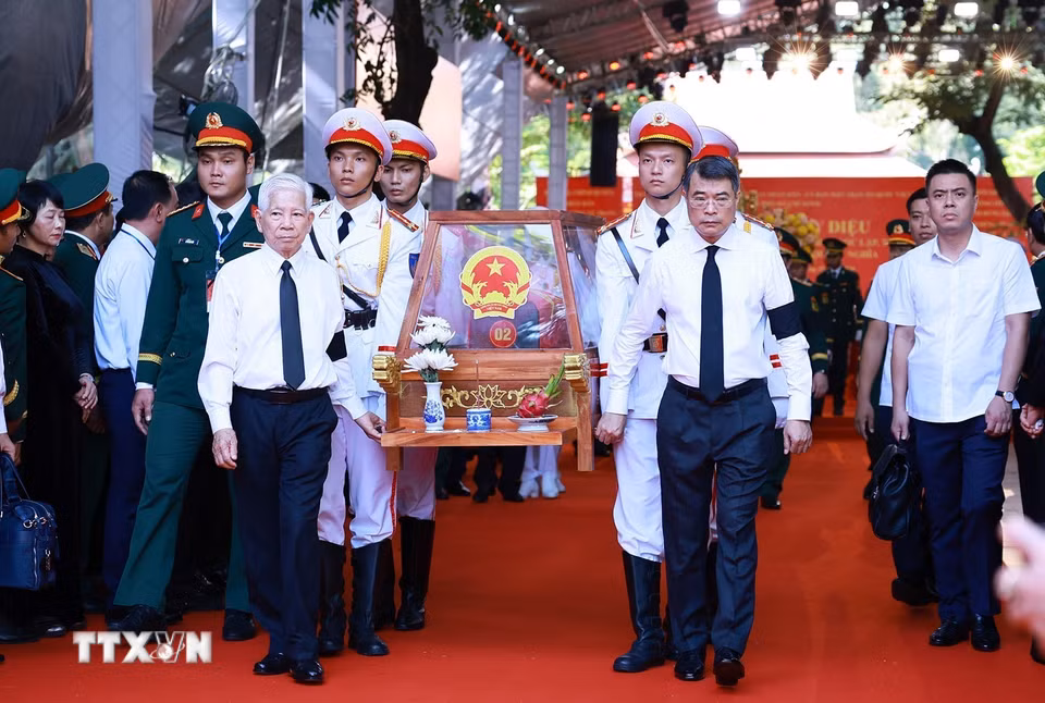 Thủ tướng Lê Minh Hưng và nguyên Ủy viên Bộ Chính trị, nguyên Chủ tịch nước Nguyễn Minh Triết cùng các đại biểu đưa hài cốt các Anh hùng liệt sỹ rời Công viên Lê Thị Riêng. (Ảnh: Dương Giang/TTXVN)