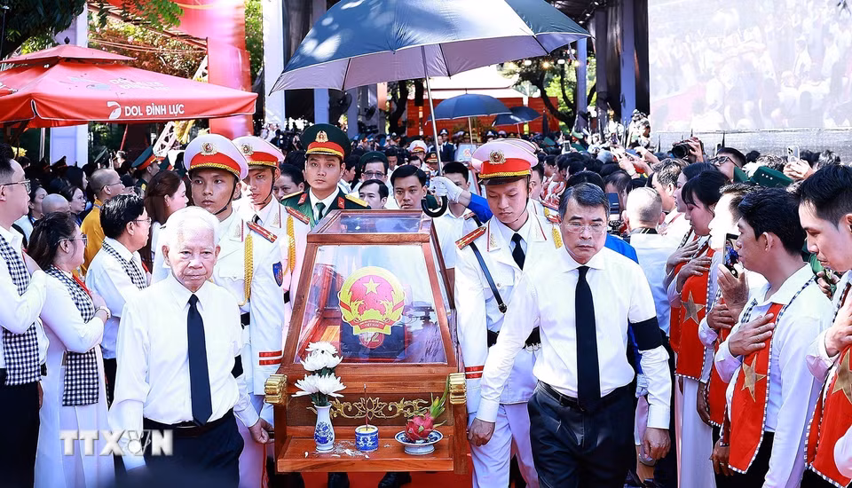 Thủ tướng Lê Minh Hưng và nguyên Ủy viên Bộ Chính trị, nguyên Chủ tịch nước Nguyễn Minh Triết cùng các đại biểu đưa hài cốt các Anh hùng liệt sỹ rời Công viên Lê Thị Riêng. (Ảnh: Dương Giang/TTXVN)