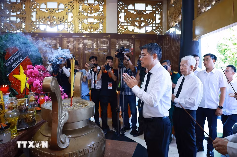 Thủ tướng Lê Minh Hưng dâng hoa, dâng hương tưởng niệm các Anh hùng liệt sỹ tại Nhà bia Liệt sỹ trong Công viên văn hóa Lê Thị Riêng. (Ảnh: Dương Giang/TTXVN)