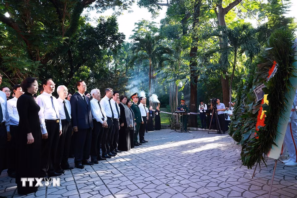 Thủ tướng Lê Minh Hưng dâng hoa, dâng hương tại Tượng đài Cố Tổng Bí thư Trần Phú. (Ảnh: Dương Giang/TTXVN)