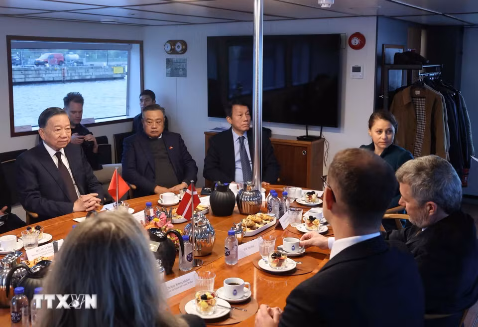 Tổng Bí thư, Chủ tịch nước Tô Lâm và Nhà Vua Đan Mạch Frederik X cùng đại biểu hai nước trên tàu ra thăm đảo nhân tạo Lynetteholm. (Ảnh: Thống Nhất/TTXVN)