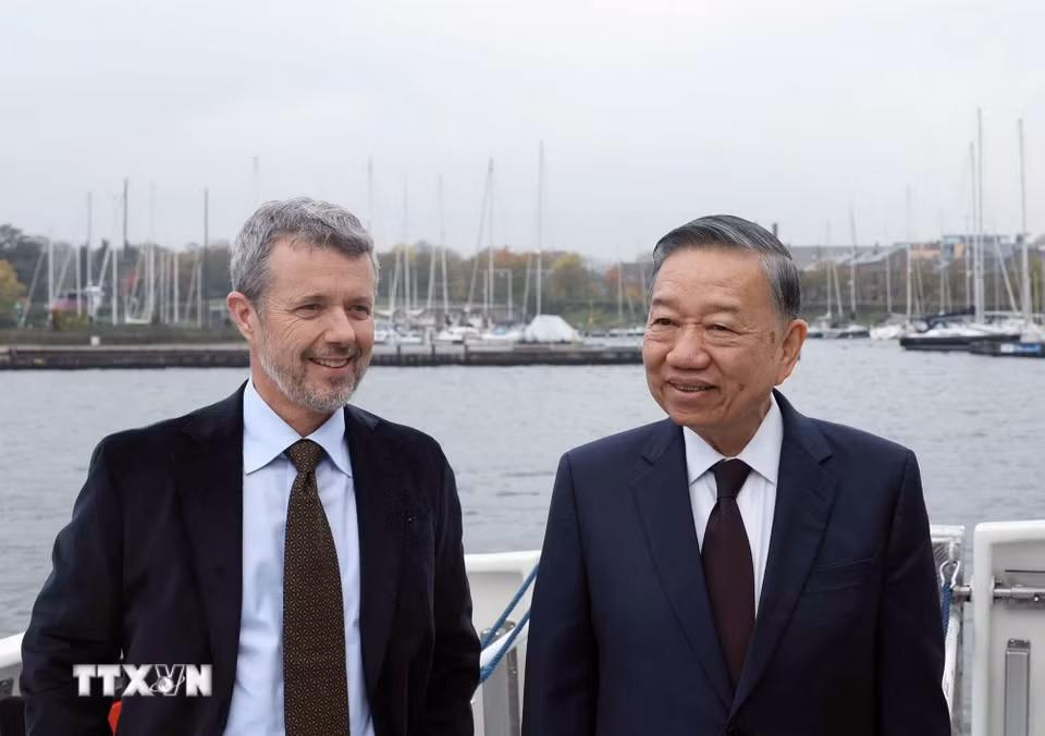 Tổng Bí thư, Chủ tịch nước Tô Lâm và Nhà Vua Đan Mạch Frederik X trên tàu ra thăm đảo nhân tạo Lynetteholm. (Ảnh: Thống Nhất/TTXVN)