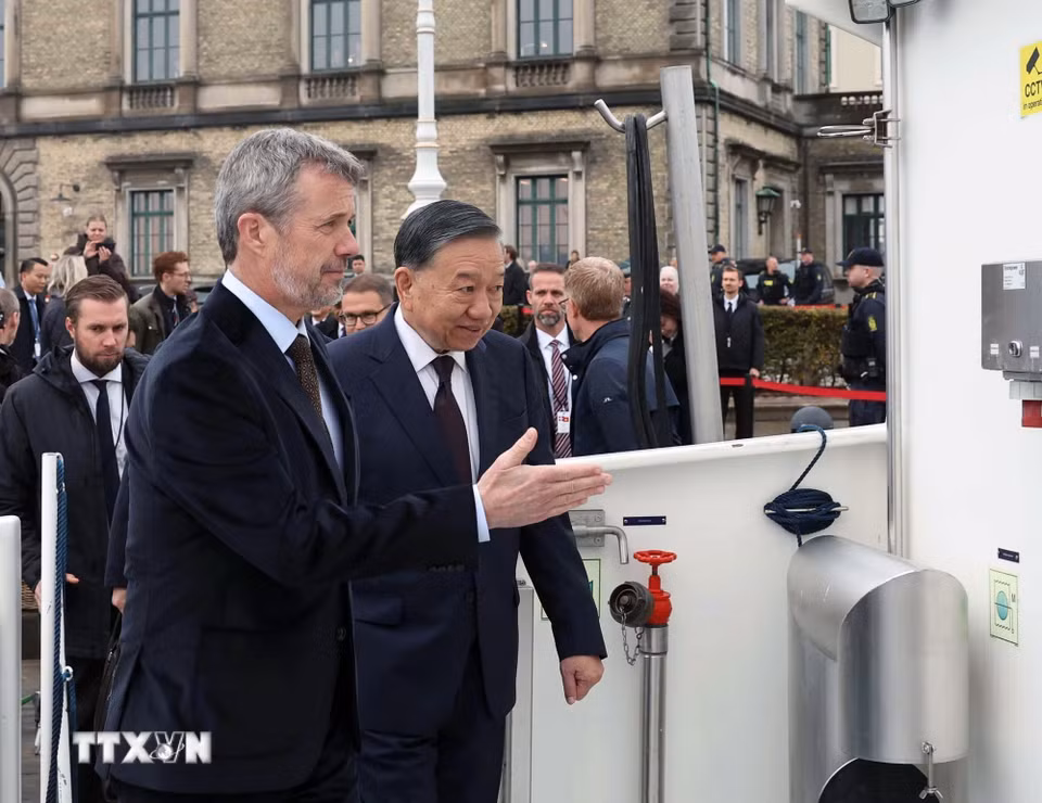 Nhà Vua Đan Mạch Frederik X mời Tổng Bí thư, Chủ tịch nước Tô Lâm lên tàu ra thăm đảo nhân tạo Lynetteholm đang trong quá trình xây dựng. (Ảnh: Thống Nhất/TTXVN)