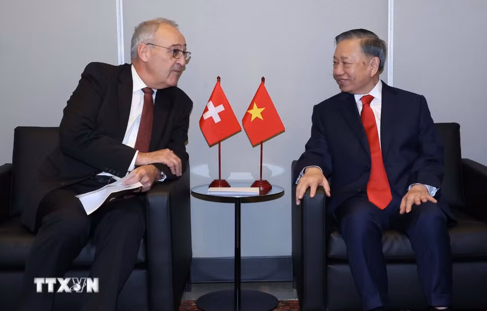 Tổng Bí thư, Chủ tịch nước Tô Lâm gặp Tổng thống Thụy Sĩ Guy Parmelin. (Ảnh: Thống Nhất/TTXVN)