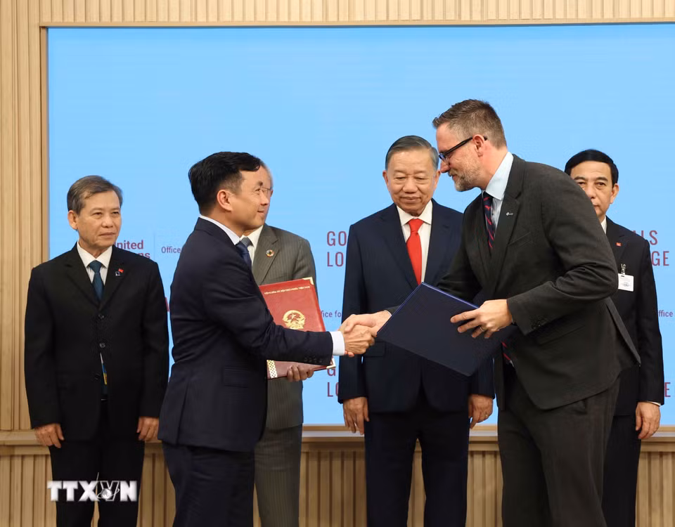 Tổng Bí thư, Chủ tịch nước Tô Lâm chứng kiến lễ trao văn kiện, thỏa thuận hợp tác của Việt Nam với các cơ quan của Liên hợp quốc. (Ảnh: Thống Nhất/TTXVN)