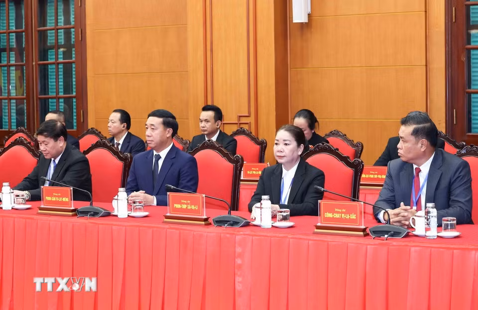 Các đồng chí cán bộ cấp Thứ trưởng và tương đương của Đảng Nhân dân Cách mạng Lào tại buổi tiếp. (Ảnh: Phương Hoa/TTXVN)