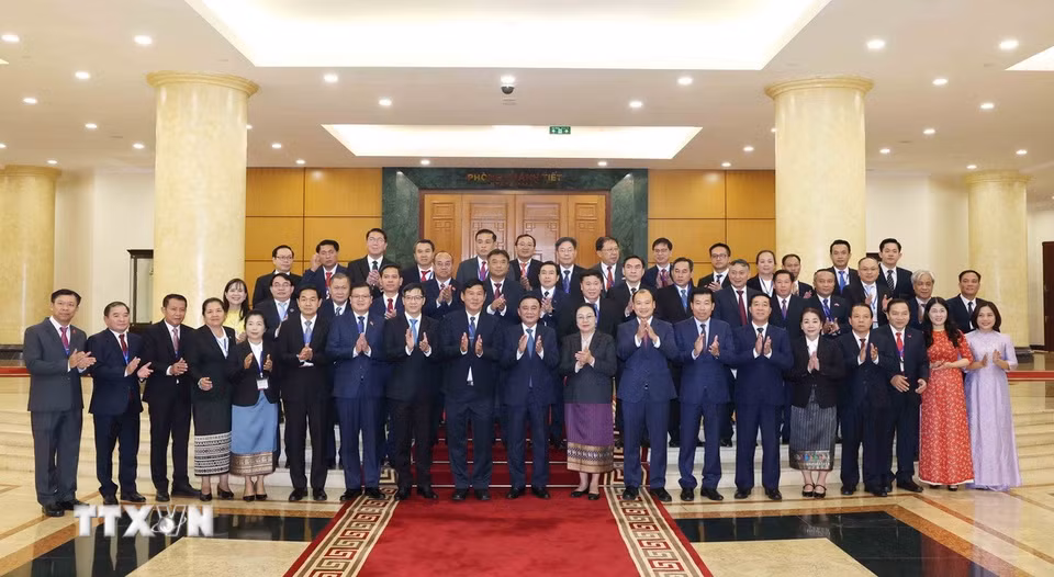Thường trực Ban Bí thư Trần Cẩm Tú và đại biểu cùng Đoàn cán bộ cấp Thứ trưởng và tương đương của Đảng Nhân dân Cách mạng Lào chụp ảnh chung. (Ảnh: Phương Hoa/TTXVN) ​