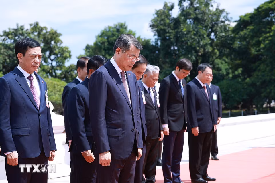Thủ tướng Lê Minh Hưng đặt vòng hoa tưởng niệm tại Đài liệt sỹ vô danh Lào. (Ảnh: Dương Giang/TTXVN)