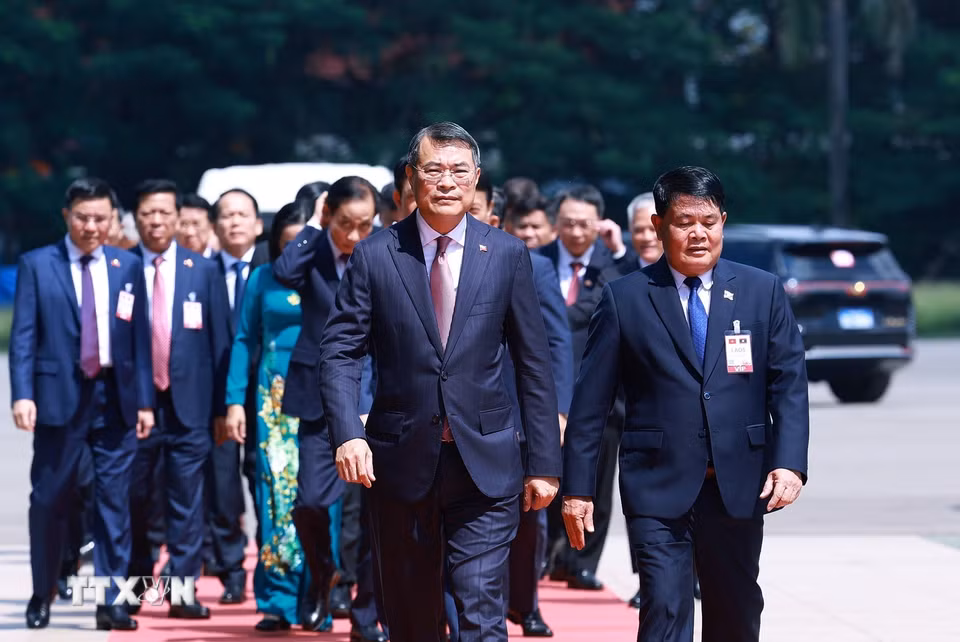 Thủ tướng Lê Minh Hưng đến đặt vòng hoa tưởng niệm tại Đài liệt sỹ vô danh Lào. (Ảnh: Dương Giang/TTXVN)