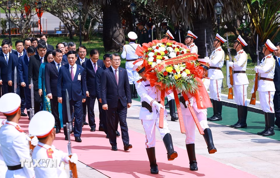 Thủ tướng Lê Minh Hưng và đoàn đại biểu cấp cao Việt Nam đến đặt vòng hoa tưởng niệm tại Đài liệt sỹ vô danh Lào. (Ảnh: Dương Giang/TTXVN)