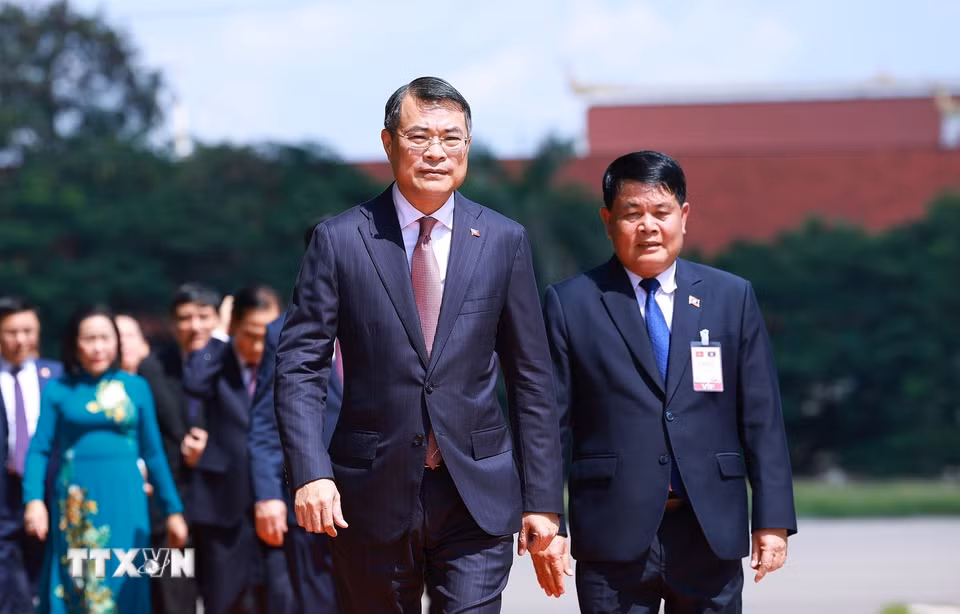 Thủ tướng Lê Minh Hưng đến đặt vòng hoa tưởng niệm tại Đài liệt sỹ vô danh Lào. (Ảnh: Dương Giang/TTXVN)