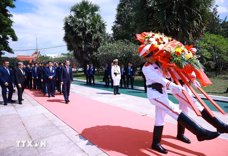 Thủ tướng Lê Minh Hưng và đoàn đại biểu cấp cao Việt Nam đến đặt vòng hoa tưởng niệm tại Đài liệt sỹ vô danh Lào. (Ảnh: Dương Giang/TTXVN)
