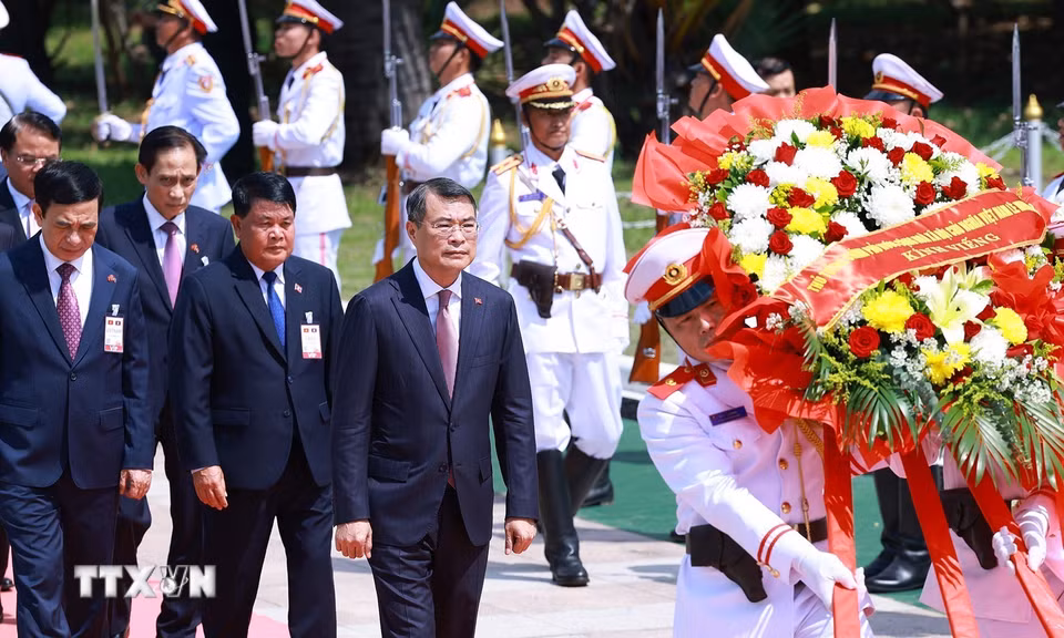 Thủ tướng Lê Minh Hưng và đoàn đại biểu cấp cao Việt Nam đến đặt vòng hoa tưởng niệm tại Đài liệt sỹ vô danh Lào. (Ảnh: Dương Giang/TTXVN)