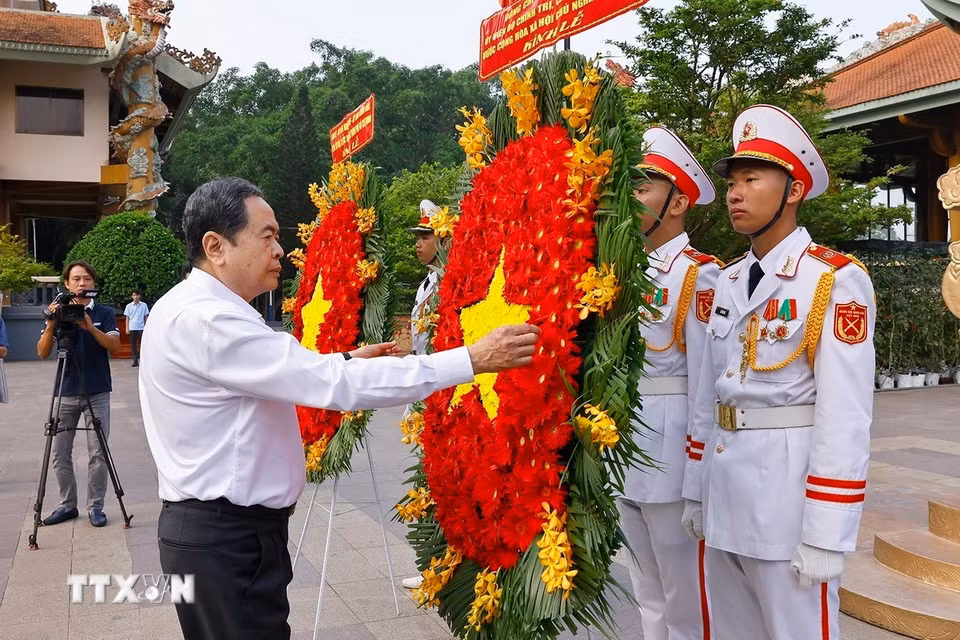 Chủ tịch Quốc hội Trần Thanh Mẫn dâng hoa, dâng hương tại Đền Tưởng niệm Liệt sỹ Bến Dược. (Ảnh: Doãn Tấn/TTXVN)