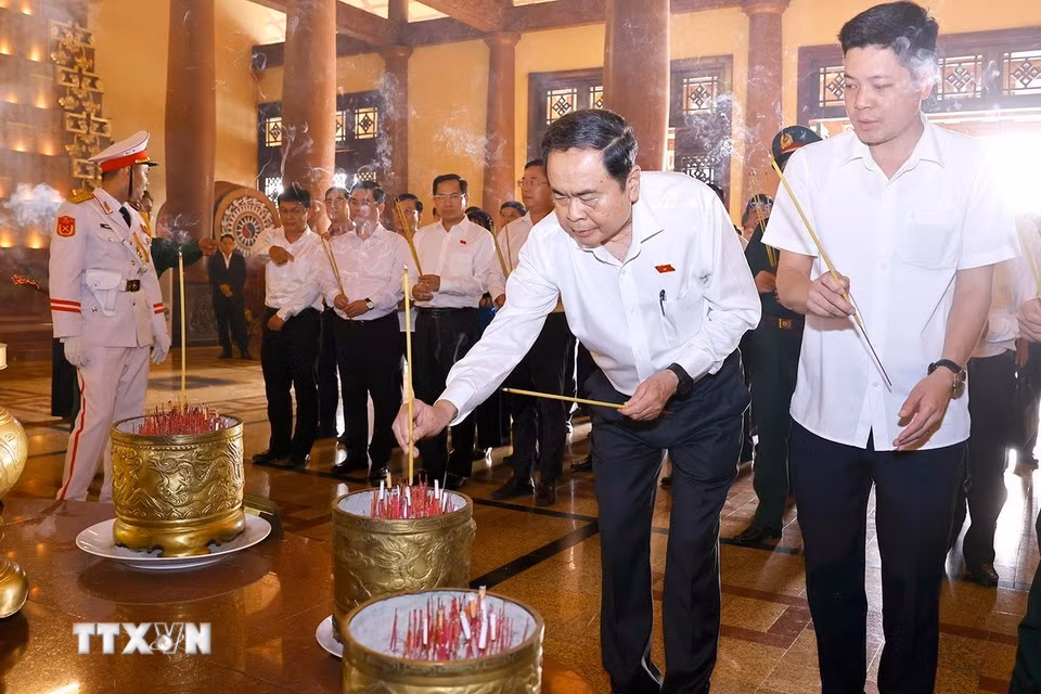 Chủ tịch Quốc hội Trần Thanh Mẫn dâng hoa, dâng hương tại Đền Tưởng niệm Liệt sỹ Bến Dược. (Ảnh: Doãn Tấn/TTXVN)