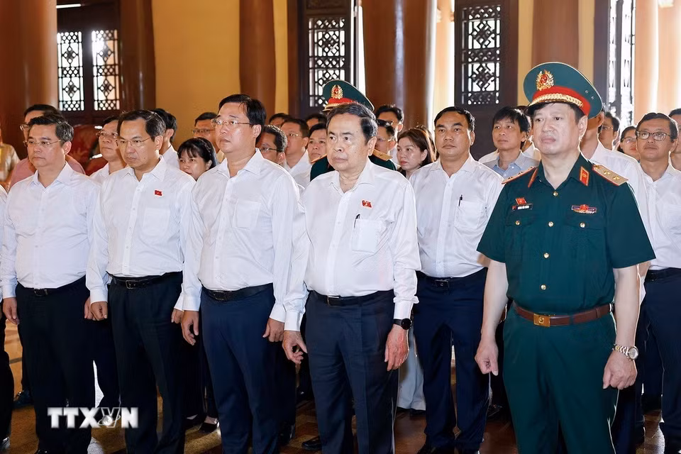 Chủ tịch Quốc hội Trần Thanh Mẫn dâng hoa, dâng hương tại Đền Tưởng niệm Liệt sỹ Bến Dược. (Ảnh: Doãn Tấn/TTXVN)