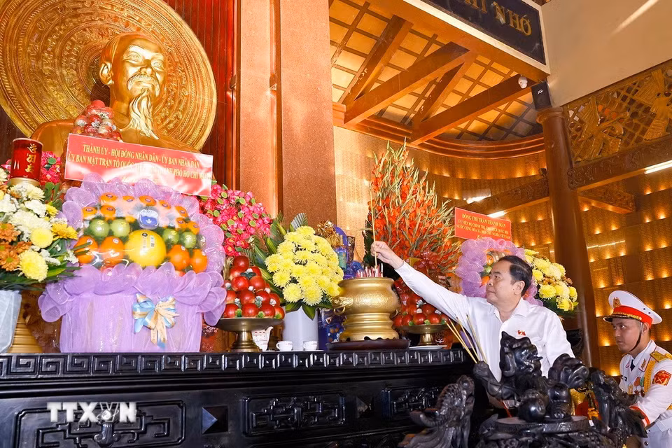 Chủ tịch Quốc hội Trần Thanh Mẫn dâng hoa, dâng hương tại Đền Tưởng niệm Liệt sỹ Bến Dược. (Ảnh: Doãn Tấn/TTXVN)