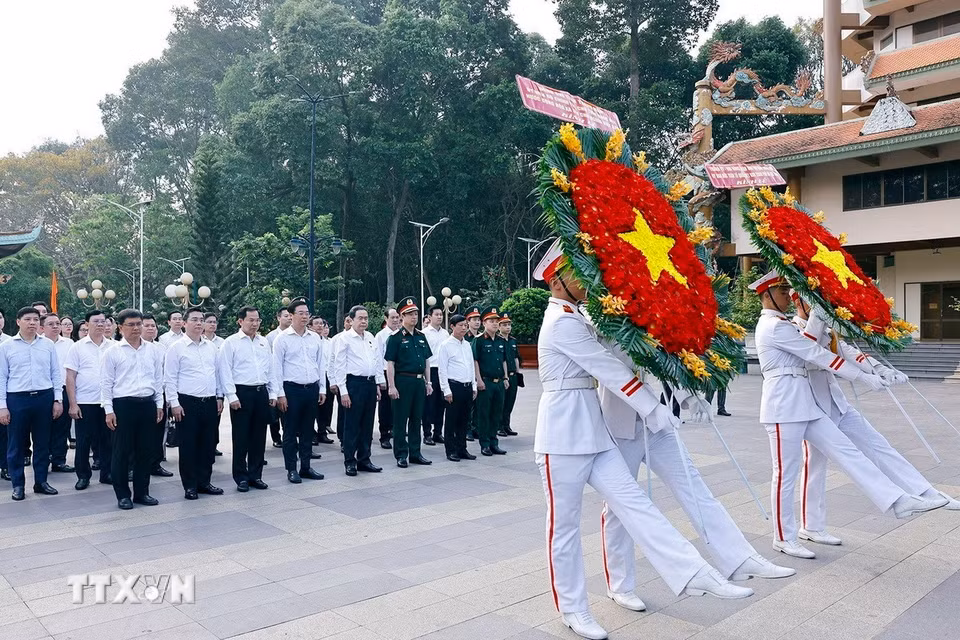 Chủ tịch Quốc hội Trần Thanh Mẫn dâng hoa, dâng hương tại Đền Tưởng niệm Liệt sỹ Bến Dược. (Ảnh: Doãn Tấn/TTXVN)