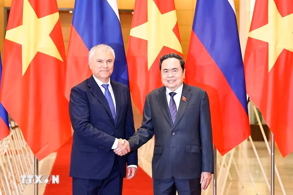 Chủ tịch Quốc hội Trần Thanh Mẫn đón Chủ tịch Duma Quốc gia Quốc hội Liên bang Nga Vyacheslav Volodin sang thăm chính thức Việt Nam (tháng 9/2025). (Ảnh: Doãn Tấn/TTXVN)