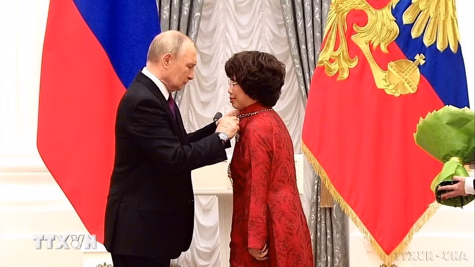 Anh hùng Lao động Thái Hương, Chủ tịch Tập đoàn TH là một trong năm đại biểu các nước Italia, Shri-Lanka, Israel, Đức và Việt Nam được Tổng thống Vladimir Putin đích thân gắn Huân chương Hữu nghị vì đã có đóng góp vào việc củng cố sự thống nhất của quốc gia Nga, củng cố tình hữu nghị giữa các dân tộc (tháng 11/2025). (Ảnh: Tâm Hằng/TTXVN)