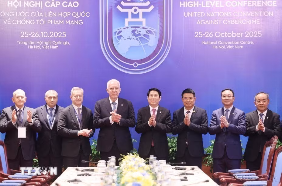 Chủ tịch nước Lương Cường tiếp Tổng Công tố Nga Alexander Vladimirovich Gutsan sang Việt Nam tham dự Lễ mở ký và Hội nghị cấp cao Công ước của Liên hợp quốc về Chống tội phạm mạng (Công ước Hà Nội, tháng 10/2025). (Ảnh: Lâm Khánh/TTXVN)
