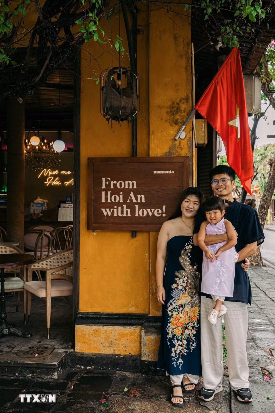 Du khách lưu lại kỷ niệm bên bức tường đặc trưng của phố cổ Hội An. (Ảnh: Phạm Tuấn Anh/TTXVN)