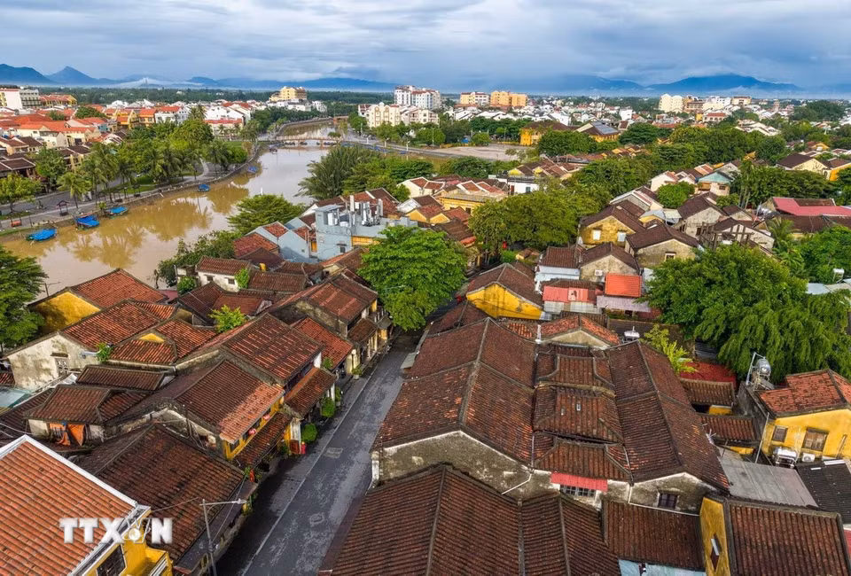 Những dãy nhà cổ hướng về sông Hoài cho thấy mối quan hệ chặt chẽ giữa cấu trúc phố thị và giao thương đường thủy. Chính dòng sông từng đưa thương nhân, hàng hóa cùng nhiều dòng văn hóa đến Hội An, góp phần hình thành một thương cảng quốc tế và để lại quần thể kiến trúc đa dạng còn được gìn giữ đến ngày nay. (Ảnh: Phạm Tuấn Anh/TTXVN)