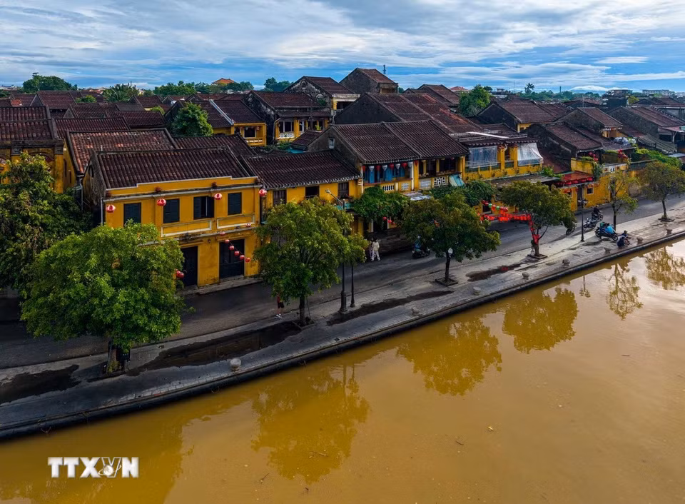 Sự kết nối giữa bến sông, tuyến phố và những ngôi nhà buôn là một phần quan trọng trong cấu trúc nguyên gốc làm nên giá trị của Di sản văn hóa thế giới Hội An. (Ảnh: Phạm Tuấn Anh/TTXVN)