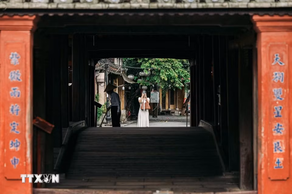 Qua khung gỗ Chùa Cầu là nhịp sống phố cổ vẫn tiếp diễn mỗi ngày. Trải qua hơn bốn thế kỷ, công trình không chỉ là một chứng tích kiến trúc mà còn là một phần trong không gian sinh hoạt của nhiều thế hệ cư dân Hội An. (Ảnh: Phạm Tuấn Anh/TTXVN)