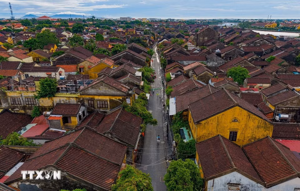 Mạng lưới đường phố phát triển theo điều kiện tự nhiên, tạo nên cấu trúc đô thị hữu cơ thay vì được quy hoạch theo những ô phố vuông vức. (Ảnh: Phạm Tuấn Anh/TTXVN)