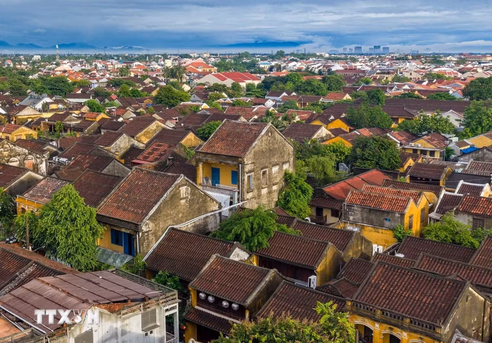 Phần lớn các công trình được bố trí san sát, mặt tiền hướng ra phố và kéo dài theo chiều sâu, phù hợp với hoạt động buôn bán của một đô thị thương nghiệp xưa. (Ảnh: Phạm Tuấn Anh/TTXVN)