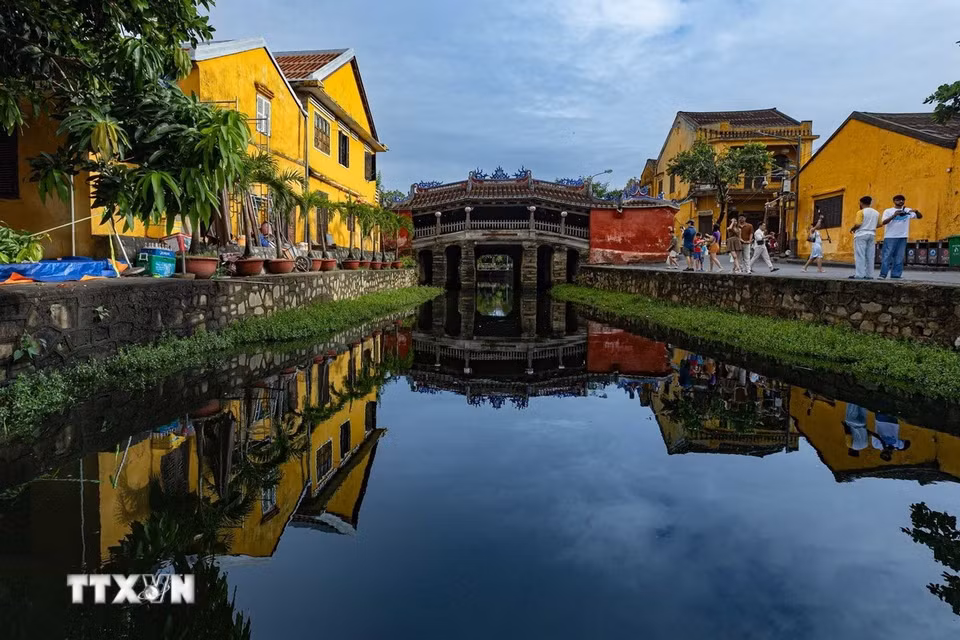 Để bảo đảm an toàn cho Chùa Cầu trước tình trạng xuống cấp, một dự án tu bổ quy mô lớn được khởi công ngày 28/12/2022, với tổng mức đầu tư hơn 20,2 tỷ đồng. Công trình hoàn thành và được khánh thành ngày 3/8/2024. (Ảnh: Phạm Tuấn Anh/TTXVN)