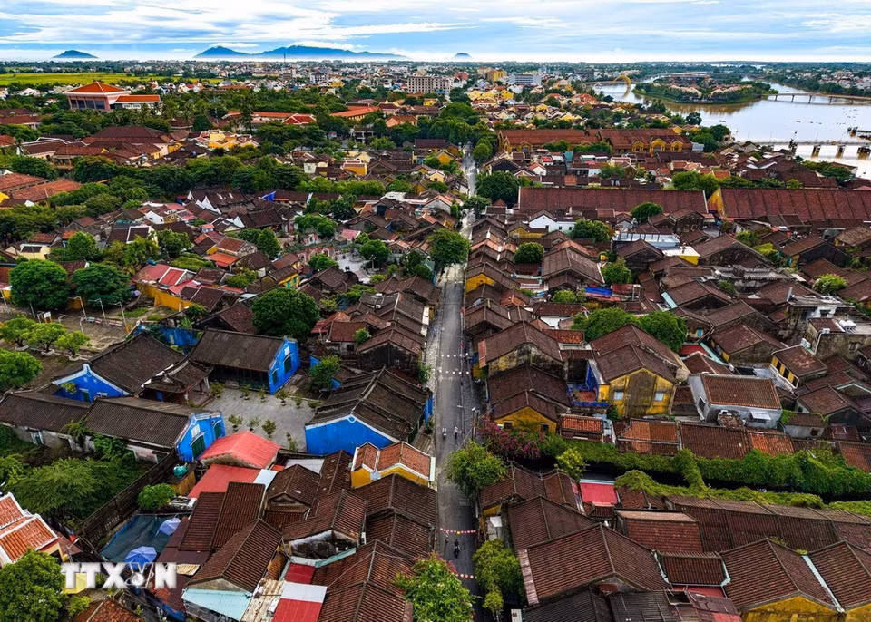 Trải qua nhiều biến động lịch sử, Hội An vẫn giữ được tương đối nguyên vẹn cấu trúc của một đô thị thương cảng truyền thống với mạng lưới đường phố, nhà ở, công trình tín ngưỡng và không gian sông nước gắn kết chặt chẽ với nhau. (Ảnh: Phạm Tuấn Anh/TTXVN)