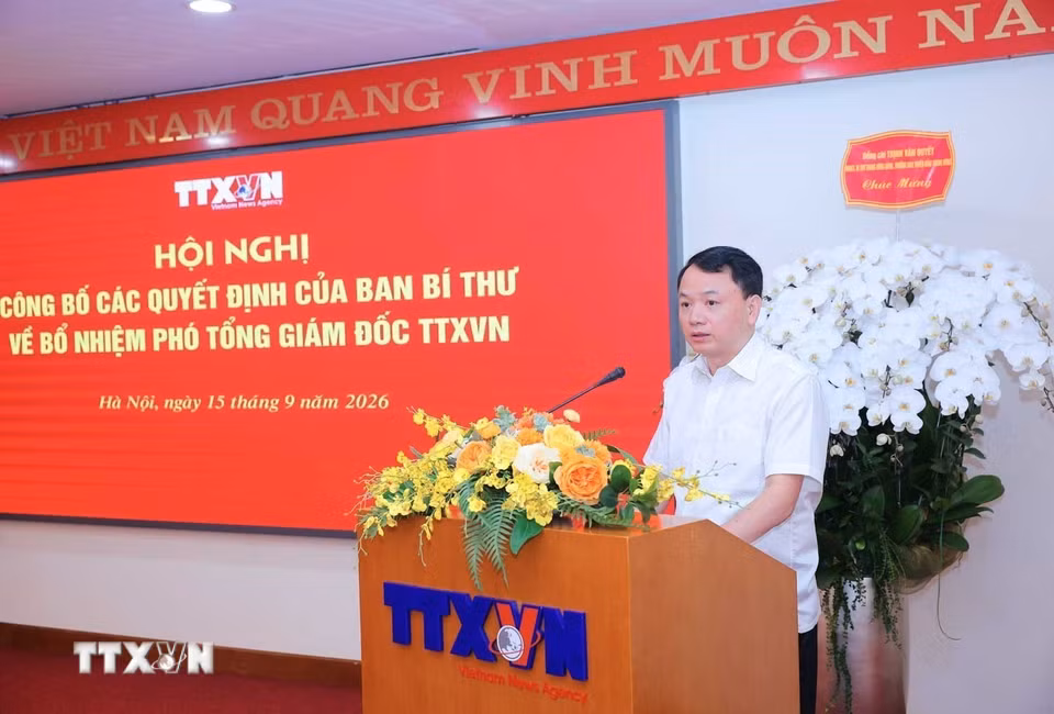 Trưởng Ban tổ chức cán bộ TTXVN Đỗ Mạnh Chiến công bố quyết định Ban Bí thư bổ nhiệm Phó Tổng giám đốc TTXVN Nguyễn Tuấn Hùng - Phó Bí thư Thường trực Đảng ủy, Phó Tổng giám đốc TTXVN Đoàn Thị Tuyết Nhung và Phó Tổng giám đốc TTXVN Nguyễn Thị Sự giữ chức Phó Tổng Giám đốc TTXVN (trực thuộc Ban Chấp hành Trung ương Đảng). (Ảnh: Hoàng Hiếu/TTXVN)