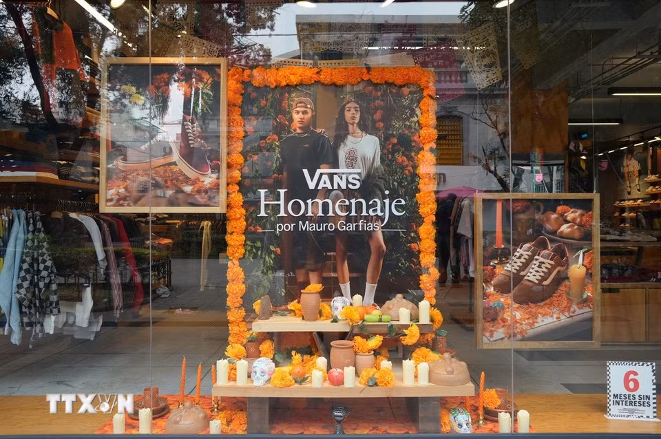 Một tiệm thời trang trang trí những họa tiết liên quan đến Día de Muertos. (Ảnh: Phi Hùng/TTXVN)