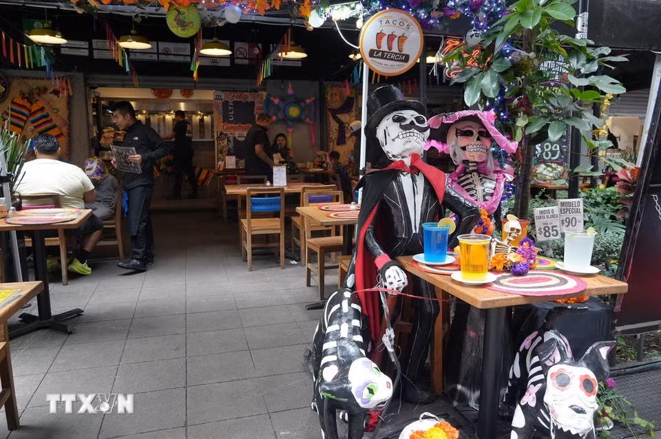 Một bàn thờ truyền thống Ofrenda dựng ngay trước cửa một nhà hàng ở trung tâm thủ đô Mexico City. (Ảnh: Phi Hùng/TTXVN)