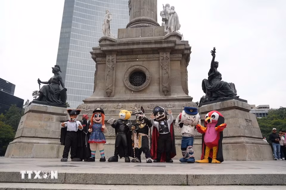 Các diễn viên trình diễn hoạt cảnh liên quan đến Đại lễ Día de Muertos. (Ảnh: Phi Hùng/TTXVN)