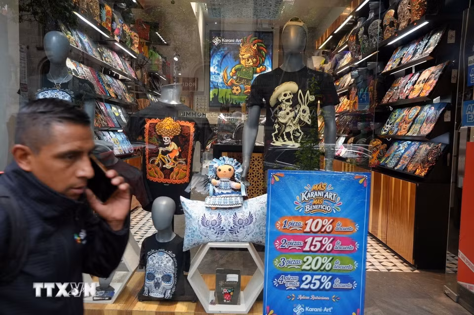 Một cửa hàng chuyên doanh áo phông in hình "người chết" tại thủ đô Mexico City. (Ảnh: Phi Hùng/TTXVN)