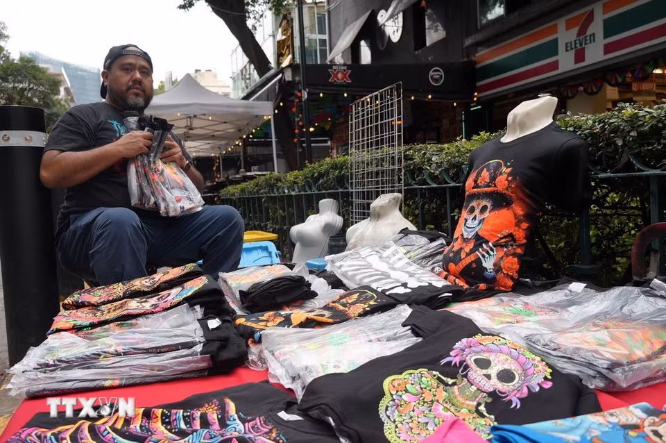 Một quầy bán áo phông mang hình họa Día de Muertos tại trung tâm thủ đô Mexico City. (Ảnh: Phi Hùng/TTXVN)