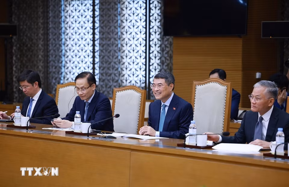Thủ tướng Lê Minh Hưng tiếp Đại sứ Cộng hòa Pháp Olivier Brochet đến chào kết thúc nhiệm kỳ công tác tại Việt Nam. (Ảnh: Dương Giang/TTXVN)