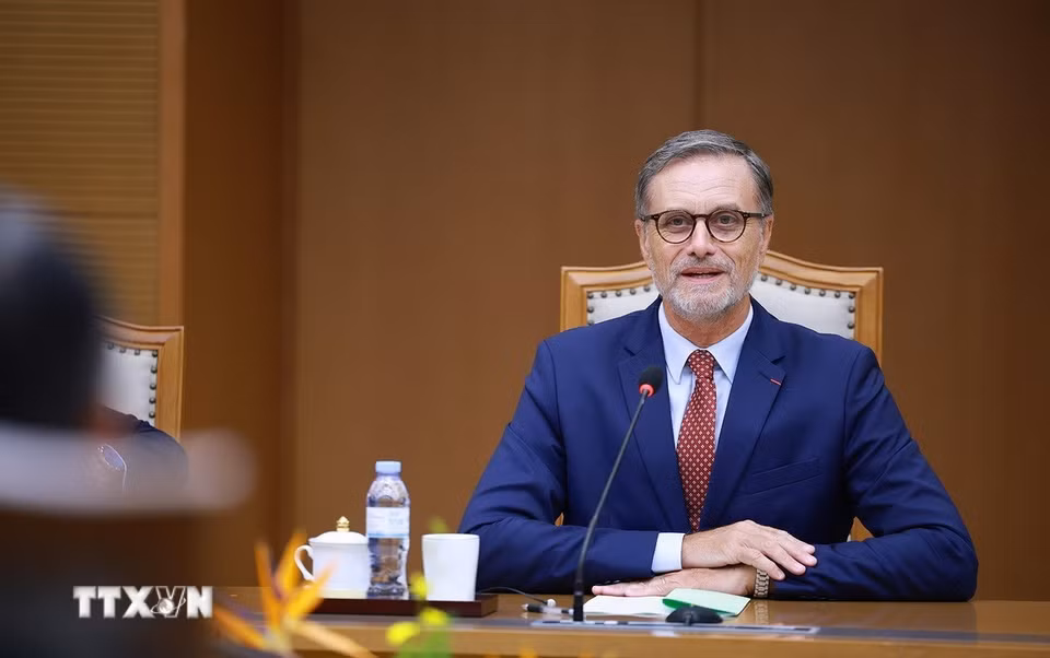 Đại sứ Cộng hòa Pháp Olivier Brochet đến chào kết thúc nhiệm kỳ công tác tại Việt Nam. (Ảnh: Dương Giang/TTXVN)