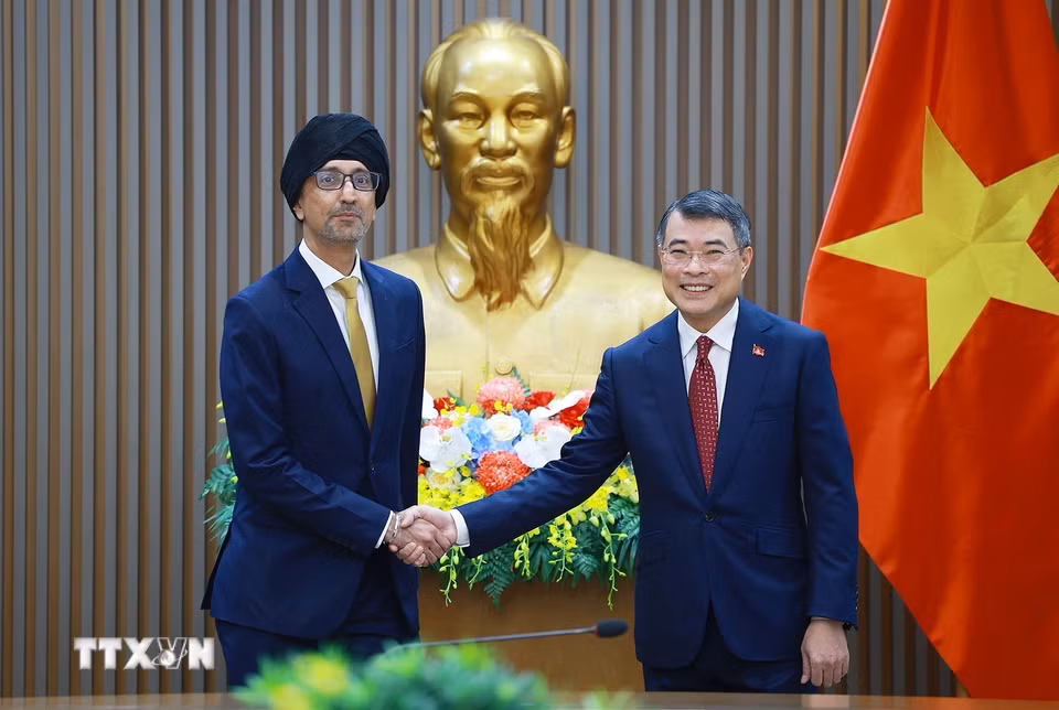 Thủ tướng Lê Minh Hưng tiếp Đại sứ Singapore Rajpal Singh. (Ảnh: Dương Giang/TTXVN)